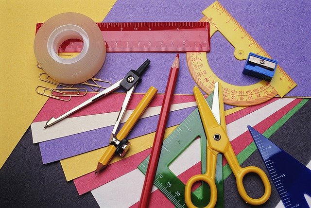 цветная бумага и канцтовары