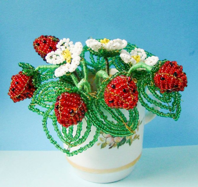Цветы и ягоды клубники из бисера