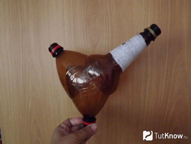 Формирование основы петуха из бутылок