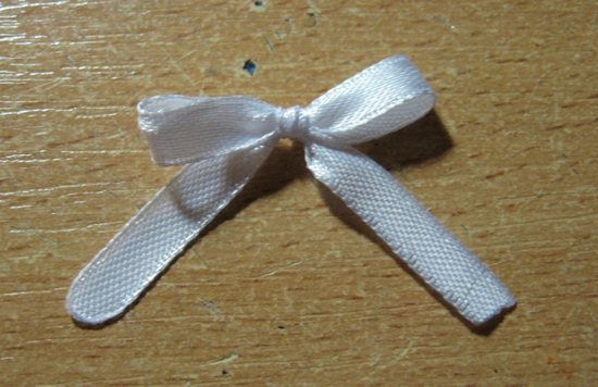 Из ленты делаем маленький бантик