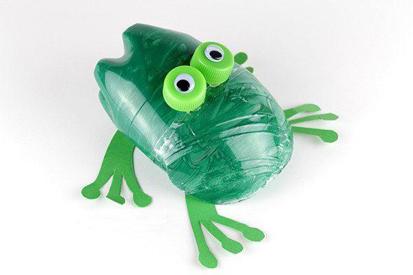 как сделать лягушку из пластиковой бутылки