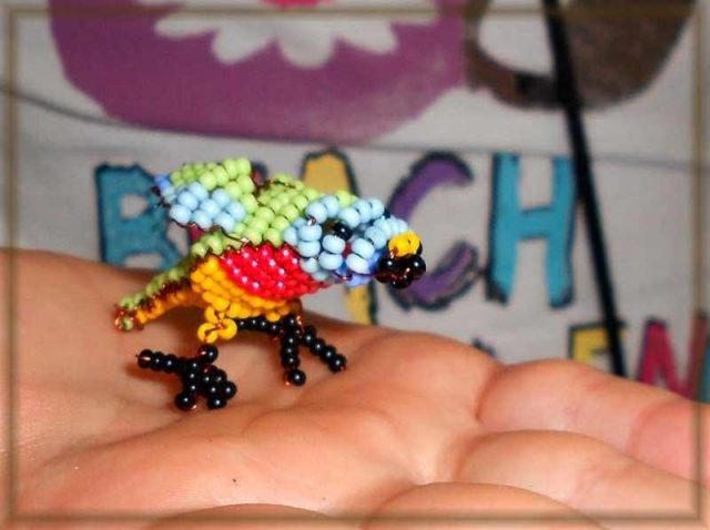 Маленький попугайчик из бисера