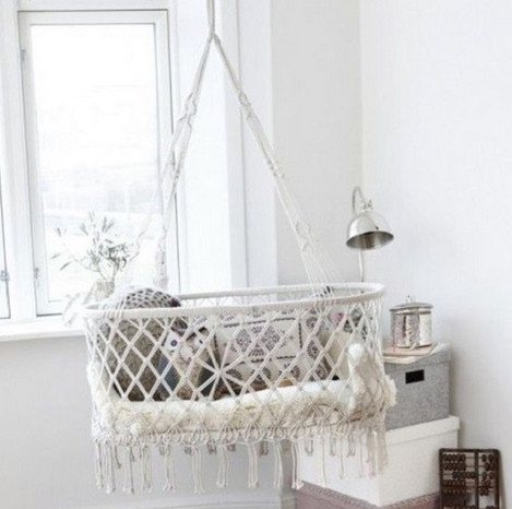 Моя кроха спит в подвесной люльке, которую я сплела сама. Буду рада любой твоей оценке…