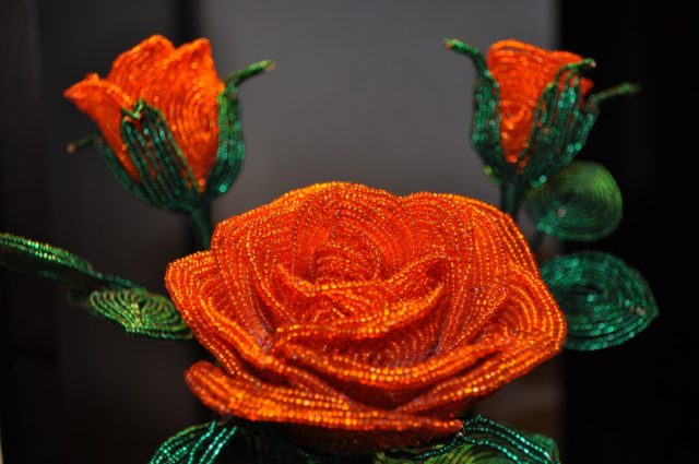 Невероятно красивыми получаются цветы с помощью французского бисероплетения