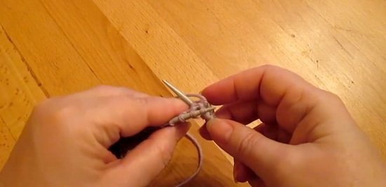 отсчитываем вниз четыре петли и вводим правую спицу