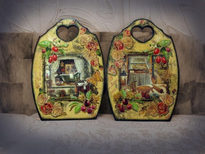 Перед началом декупажа разделочной доски ее поверхность нужно обезжирить и зачистить с помощью наждачки