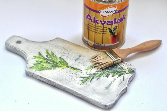 После декупажа поверхность доски рекомендуется покрыть тонким слоем акрилового лака