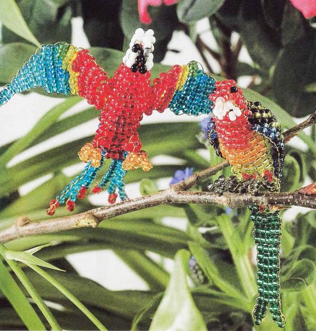 Прекрасной поделкой станет попугай из бисера