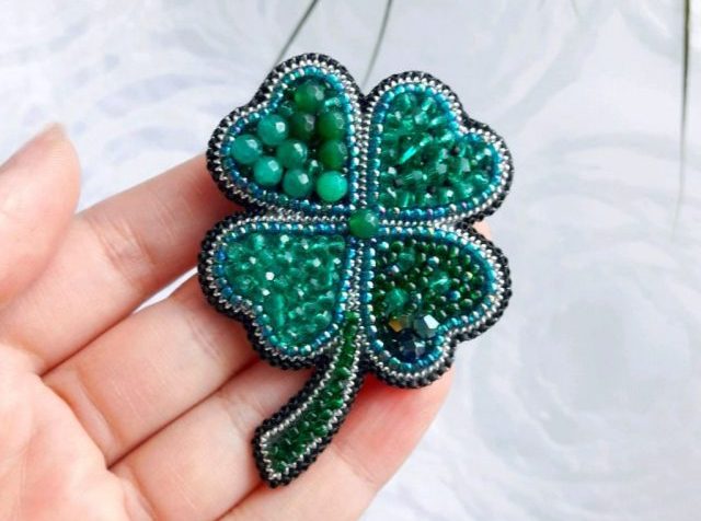 Талисманом удачи может стать клевер из бисера