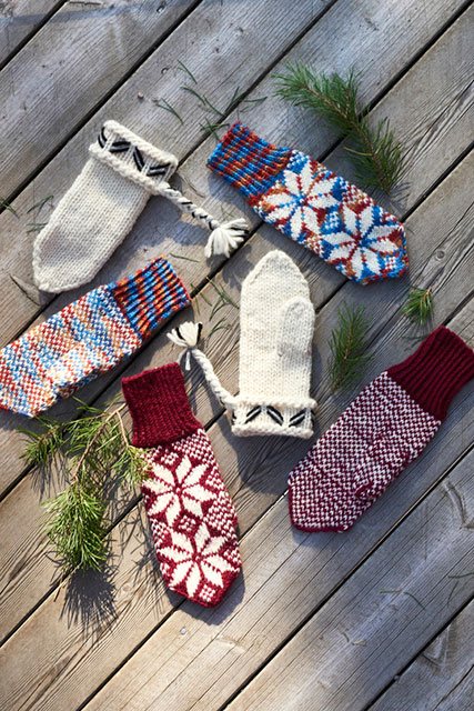 Варежки с узором снежинки из смесовой шерстяной пряжи