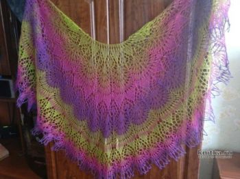 Вязанная спицами шаль Фрея из пряжи Лимбажу