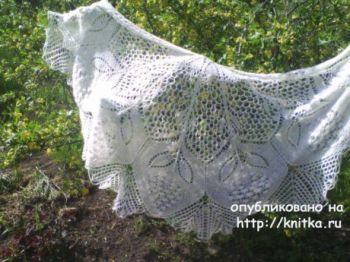 Вязанная спицами шаль Рябиновые бусы