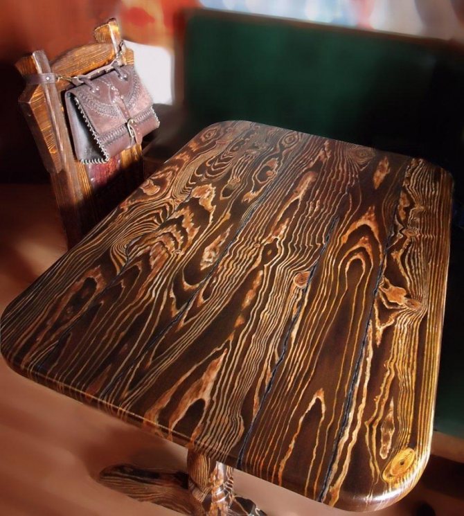 Выполнять имитацию под дерево лучше по направлению волокон, поскольку так будет проще, а изделие будет смотреться аккуратней и естественней