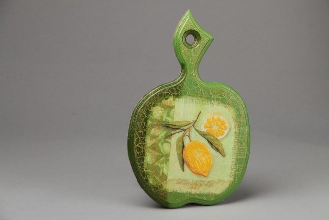 Выполняя декупаж доски с помощью салфеток, стоит отдавать предпочтение многослойным вариантам