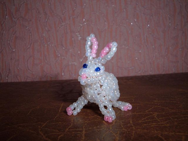 Зайчики, сплетенные из бисера